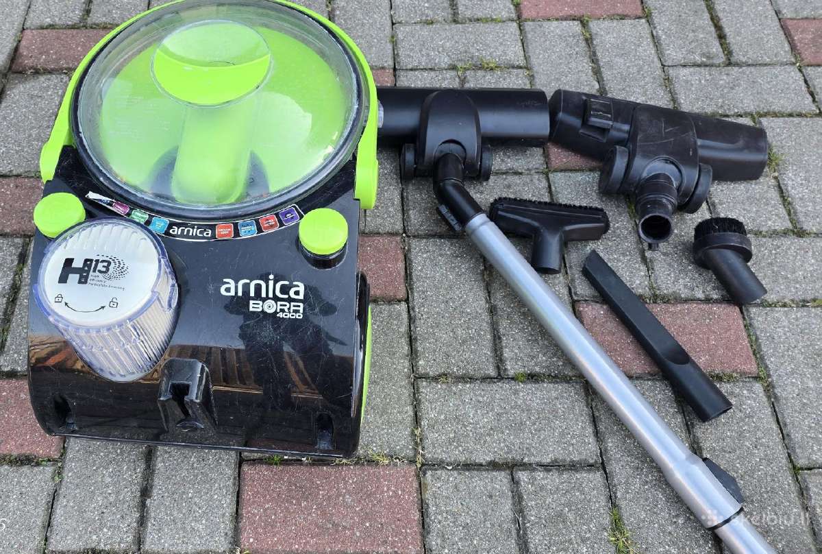 Dulkių siurblys su vandens ir „hepa“ filtru.