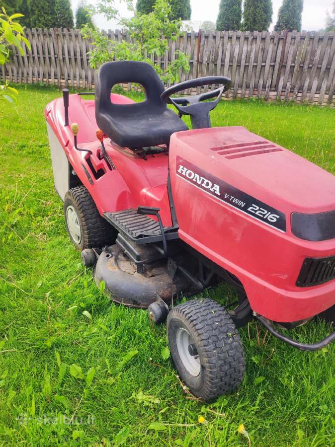 Sodo traktorius Honda 2216