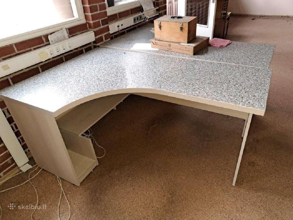 Rašomas ofiso stalas