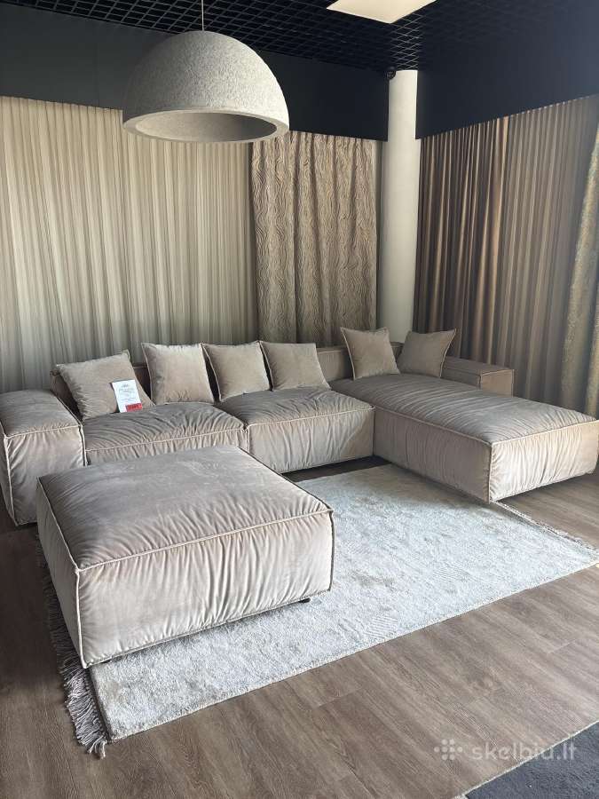 Sofa iš ekspozicijos su pufu