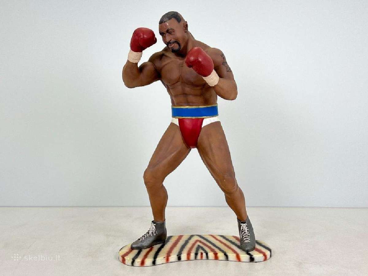 Mike Tyson statula ant medinio postamento