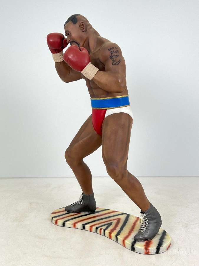 Mike Tyson statula ant medinio postamento - nuotraukos Nr. 5