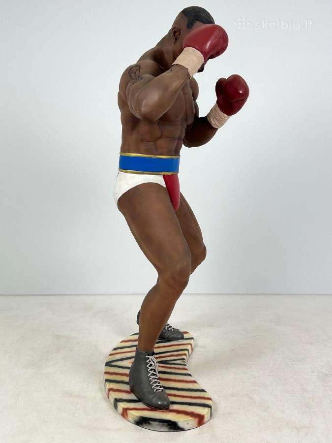 Mike Tyson statula ant medinio postamento - nuotraukos Nr. 8