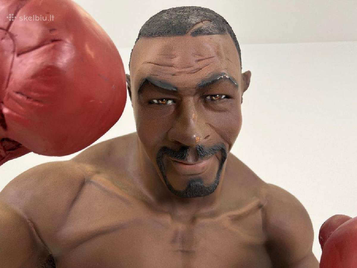 Mike Tyson statula ant medinio postamento - nuotraukos Nr. 9