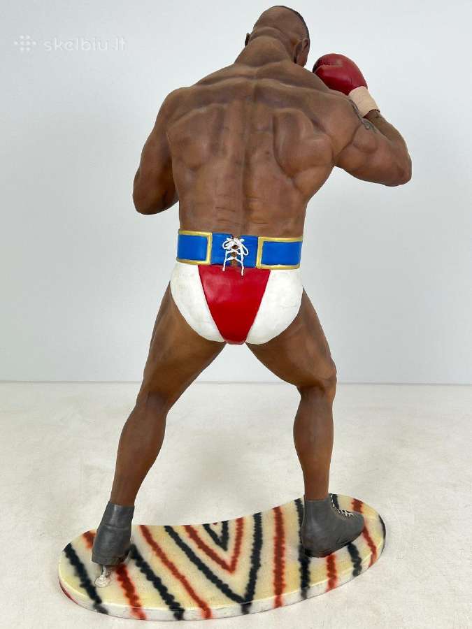 Mike Tyson statula ant medinio postamento - nuotraukos Nr. 13