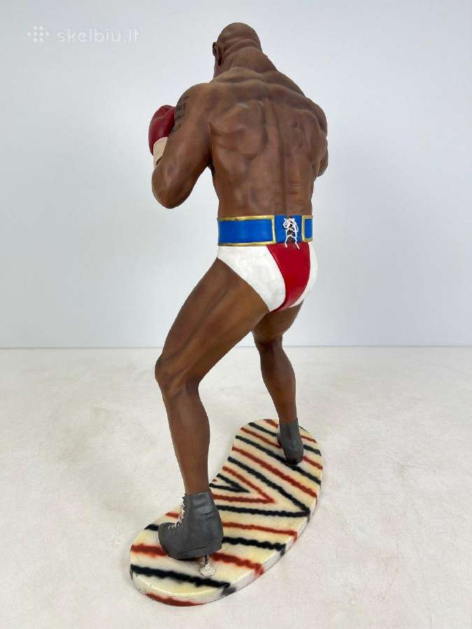 Mike Tyson statula ant medinio postamento - nuotraukos Nr. 14