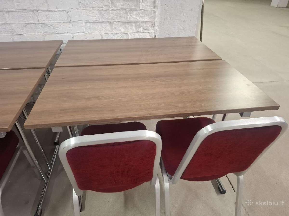 Daug konferenciniai sulankstomi stalai ir kėdės.