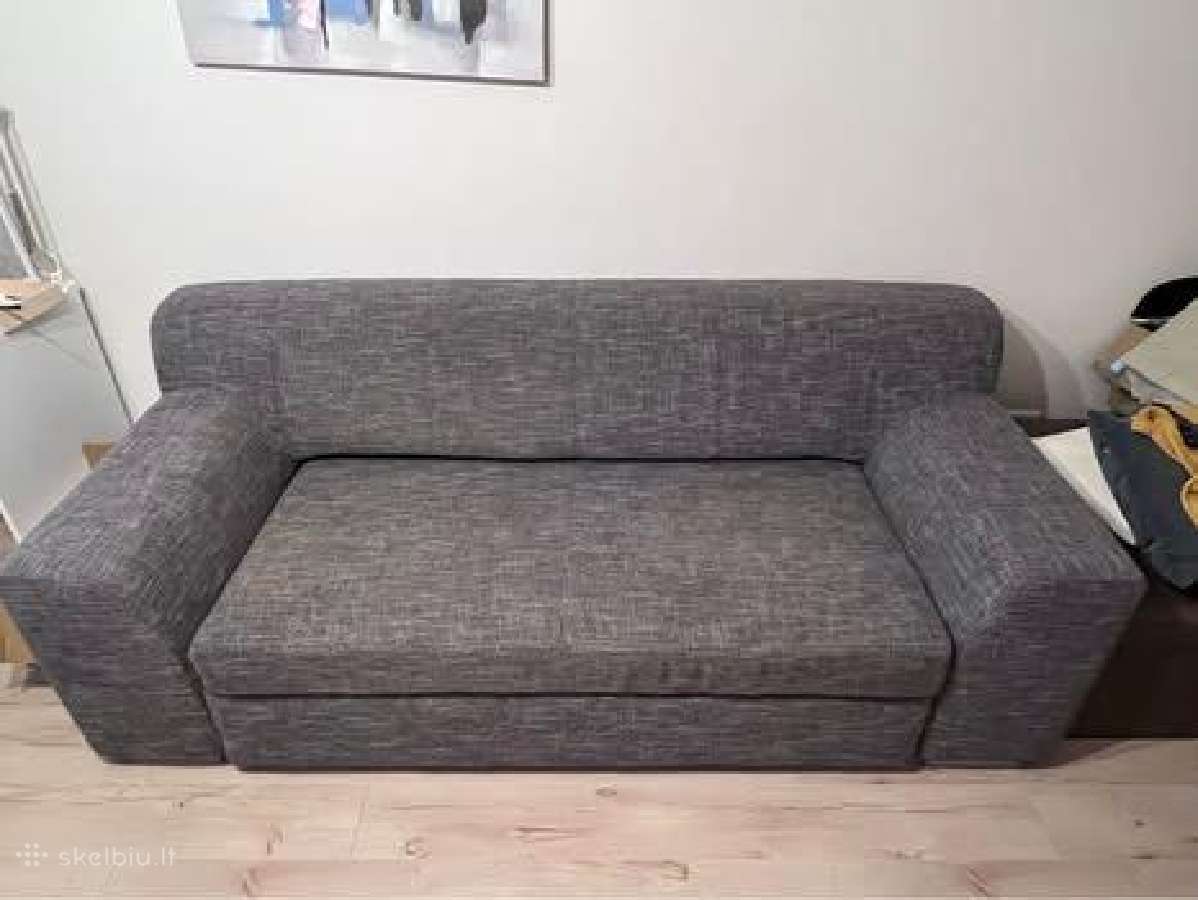 Sofa su išskleidžiama miegamąja dalimi.