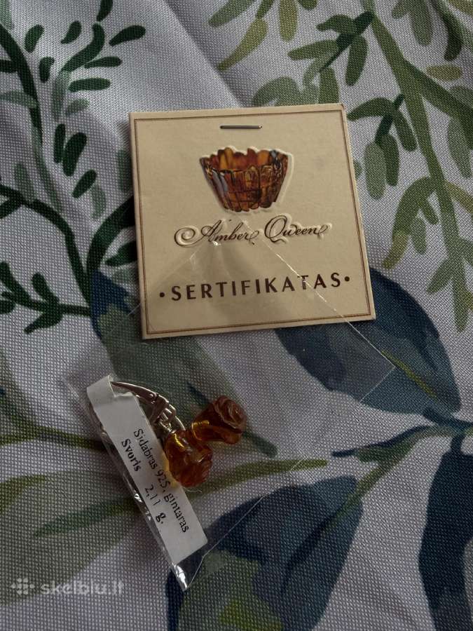 Sidabriniai auskarai su gintaru