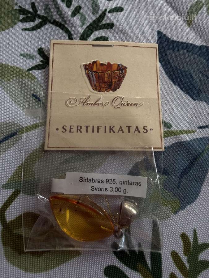 Sidabro pakabukas su gintaru