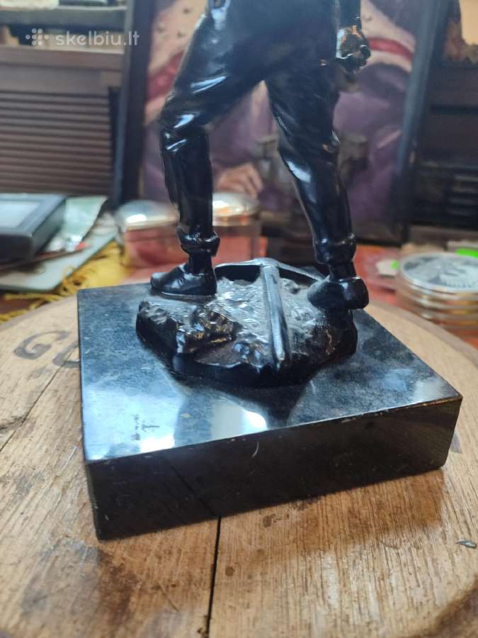 Metalinė statula ant marmurinio pado - nuotraukos Nr. 6