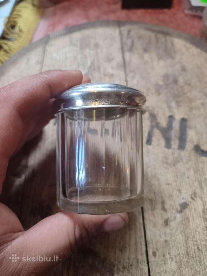 Vintažinis indelis su sidabriniu dangteliu