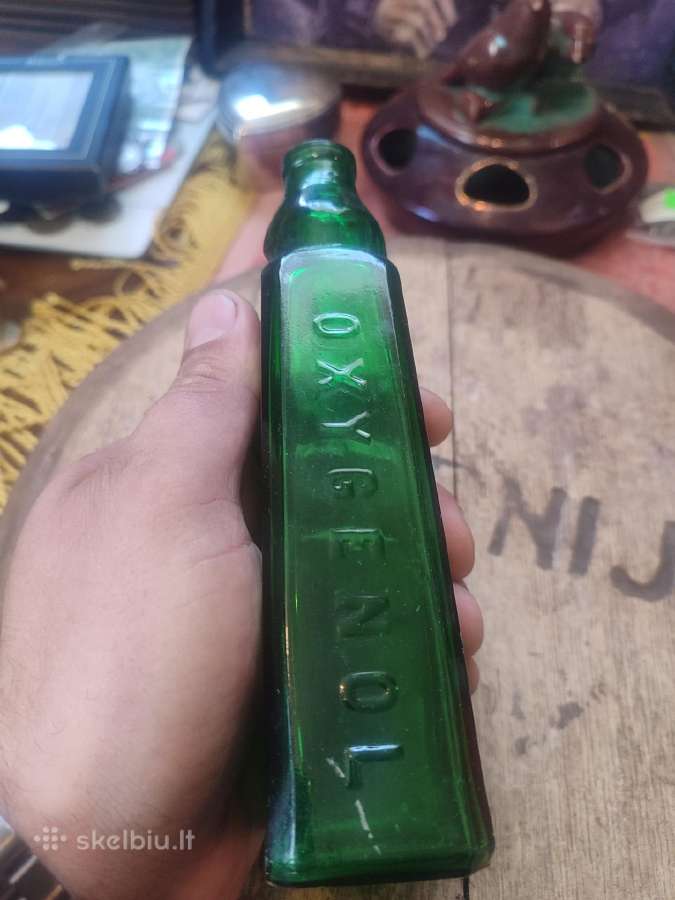 Vintažinis žalio stiklo butelis dekorui