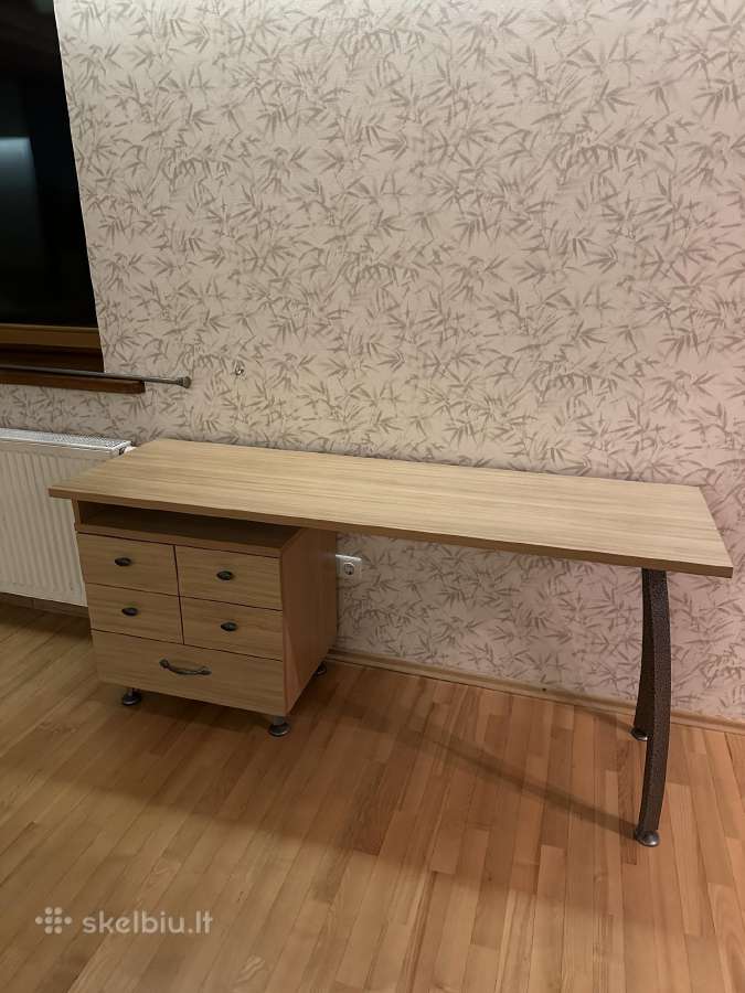 Parduodamas medinis rašomasis stalas