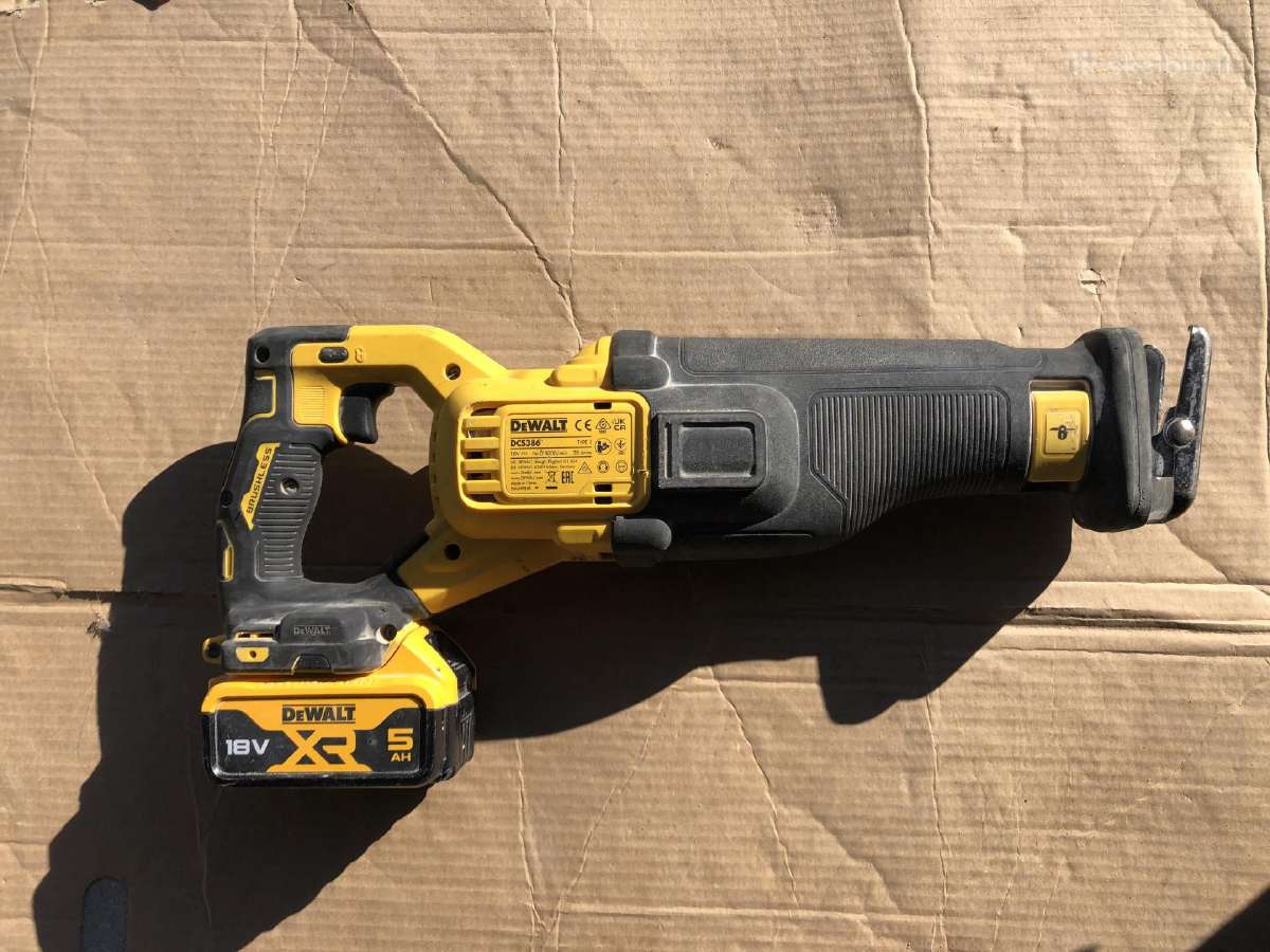 Tiesinis pjuklas Dewalt su baterija