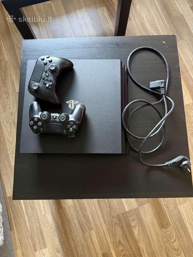 Playstation 4 Pro 1 TB + 2 pultai
