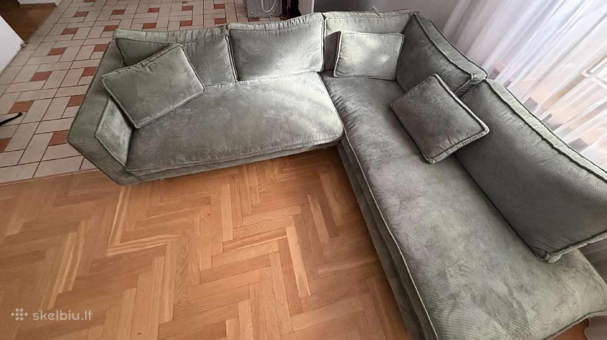 Parduodama žalia velvetinė sofa