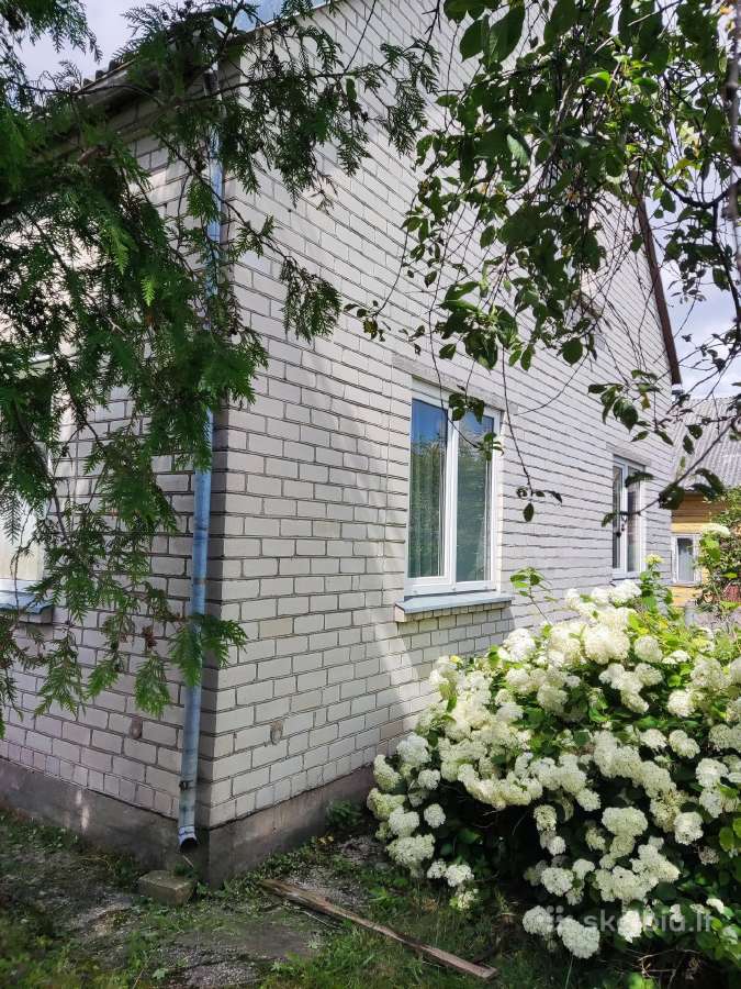 Parduodu namo dalį su erdviu sklypu ir garažu