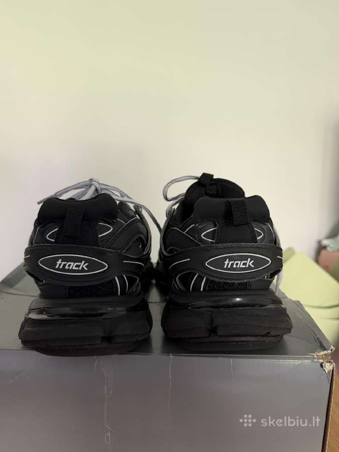 Balenciaga kedai - nuotraukos Nr. 2