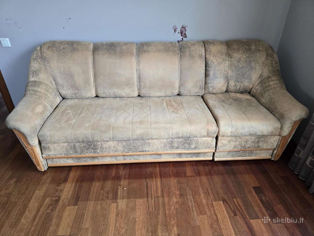 Sofa isitraukiama su patalynes deze.