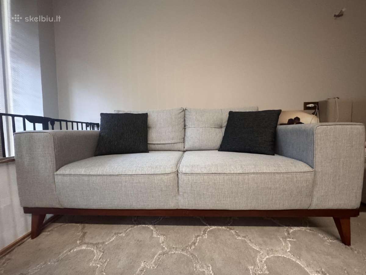 Šviesiai pilka sofa