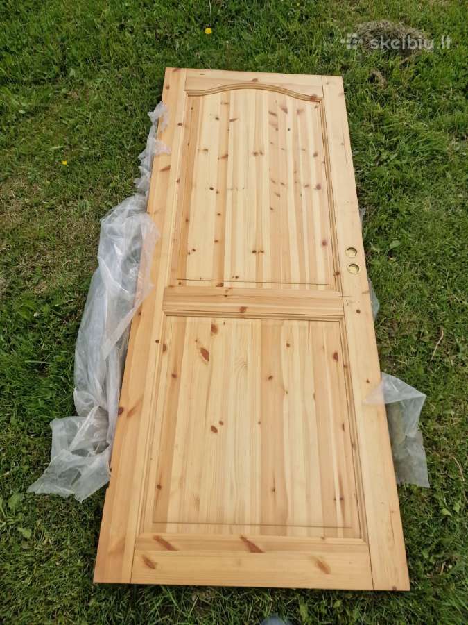 Medinės Durys 2 vnt .1 naujos