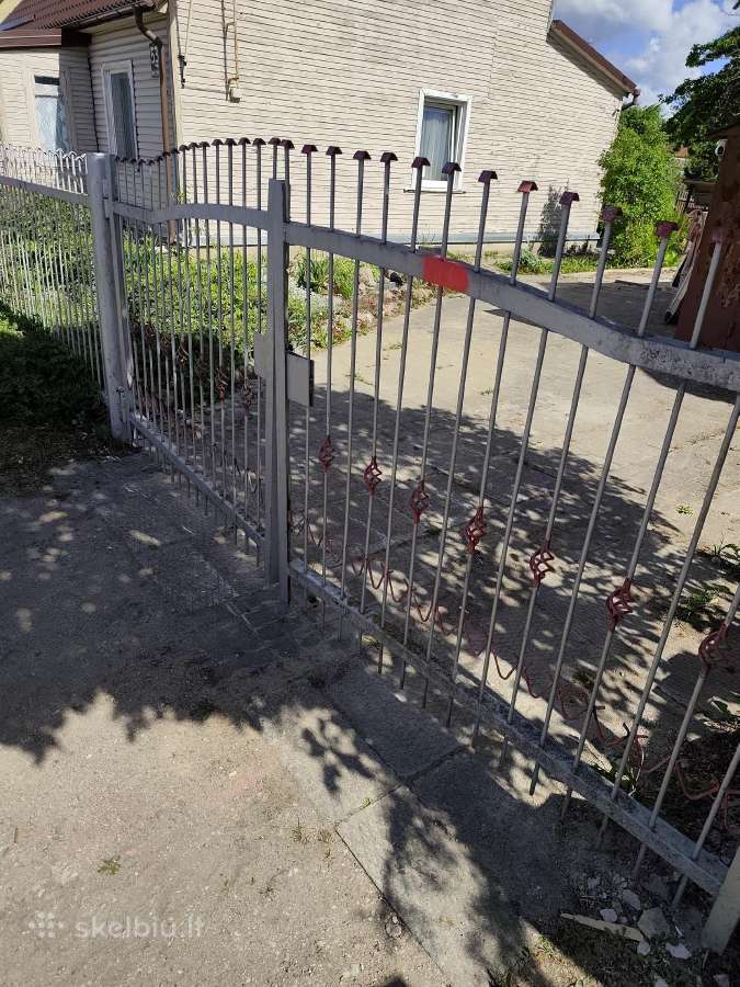 Parduodama metalinė tvora su vartais