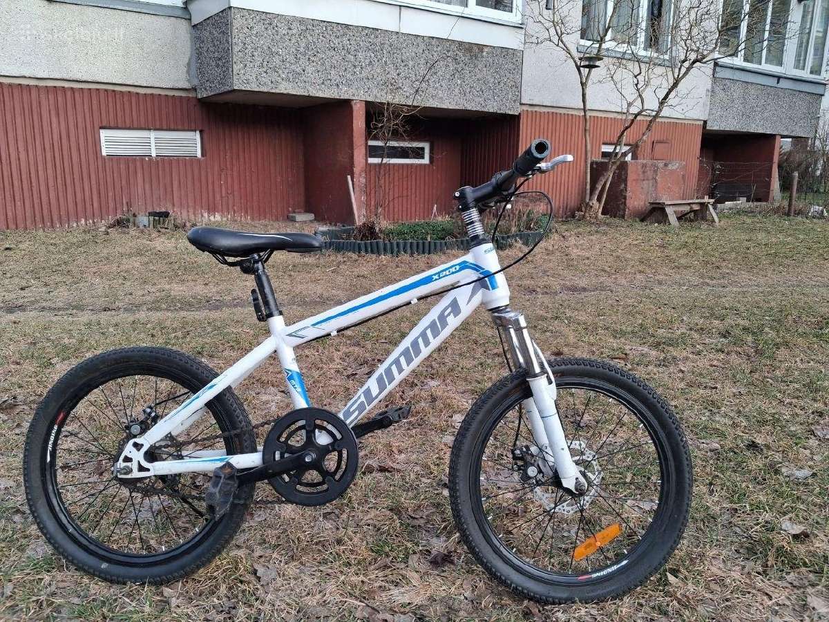 Baltas mažai naudotas dviratis