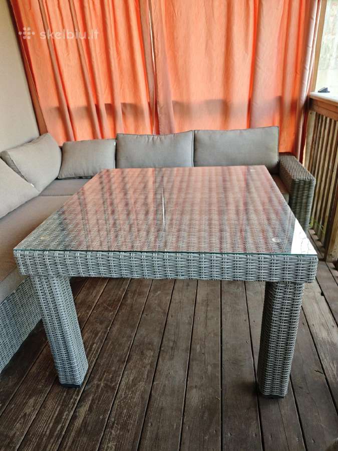 Lauko baldų stalas