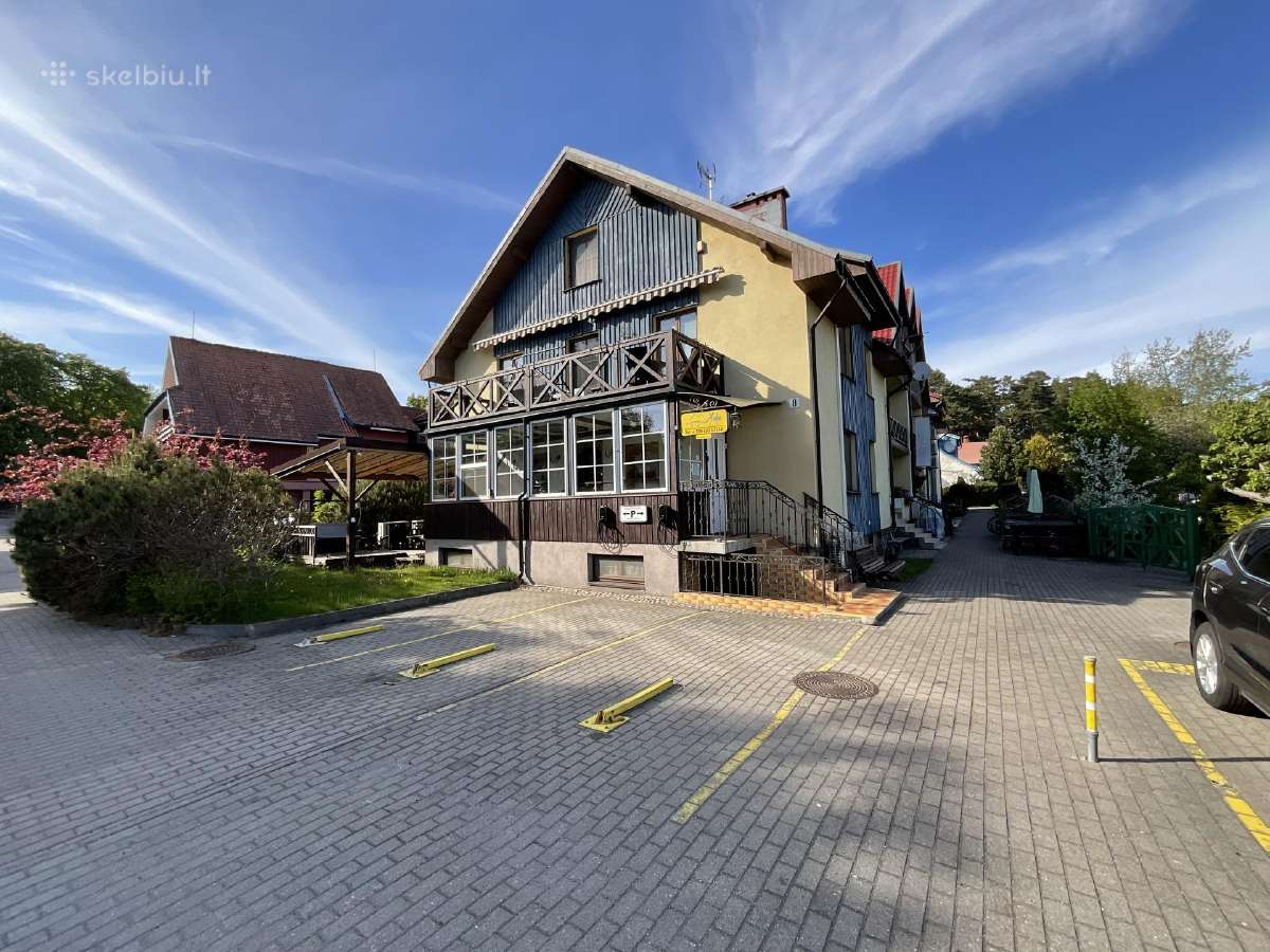 Nidos centre parduodamas kotedžas su kiemeliu