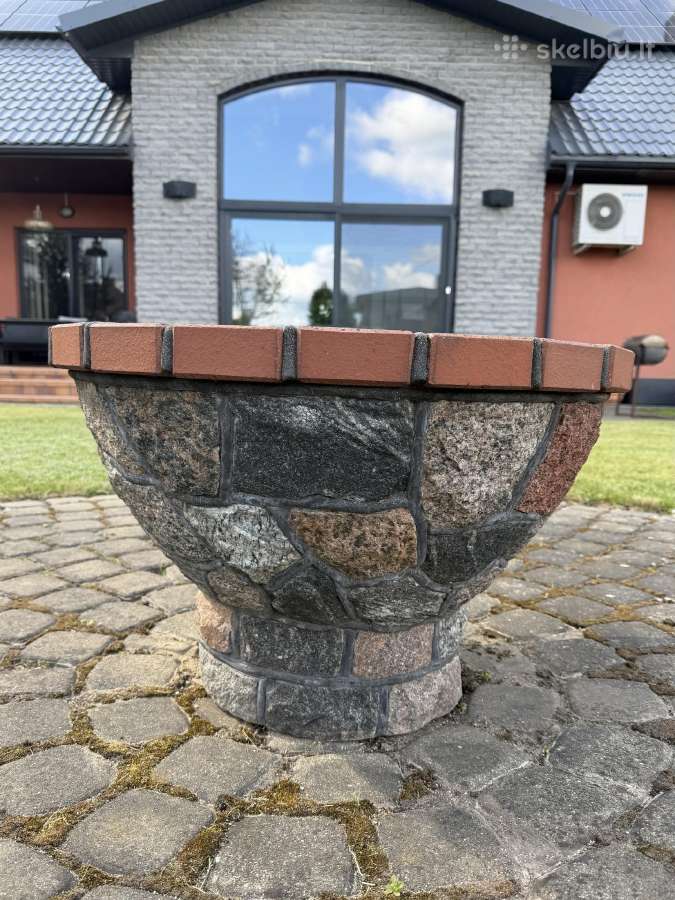 Parduodami akmeniniai lauko vazonai