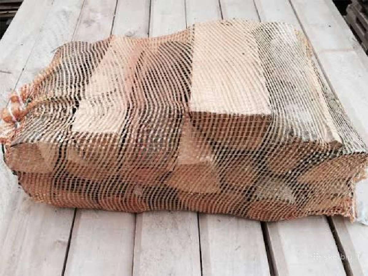 Parduodamos skaldytos malkos maišuose