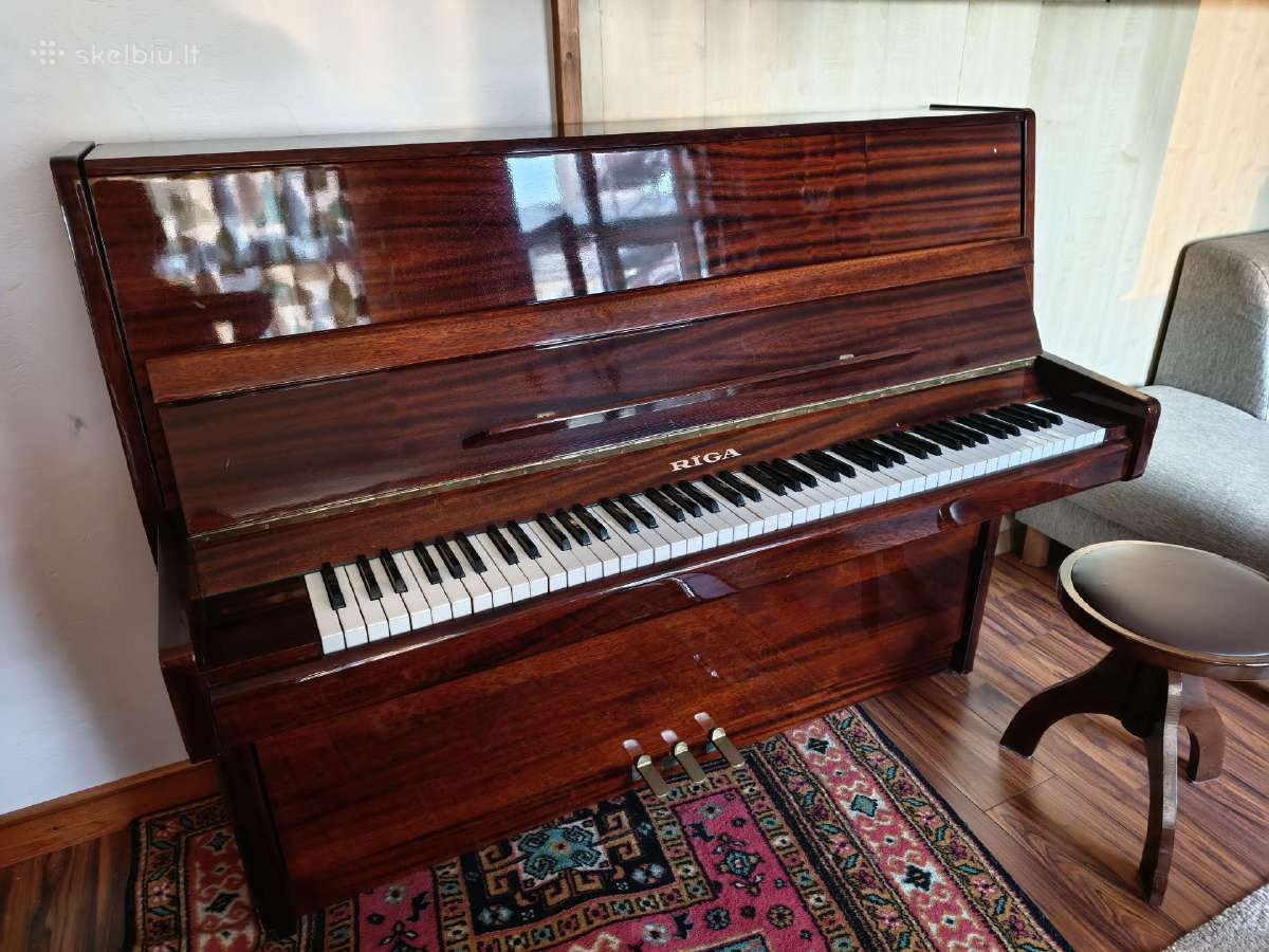 Pianinas „Riga" su 3 pedalais