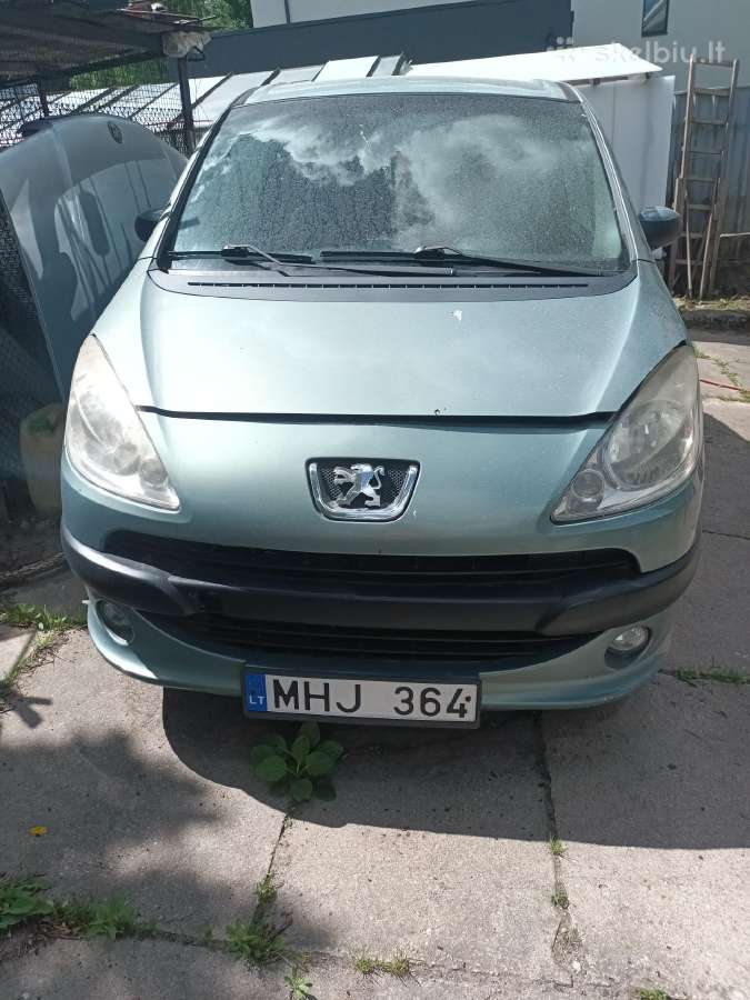 Auto su defektais.