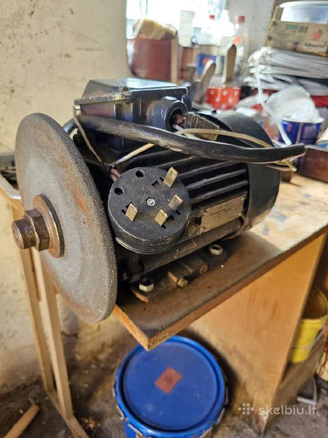 Parduodama daug ukio technikos.