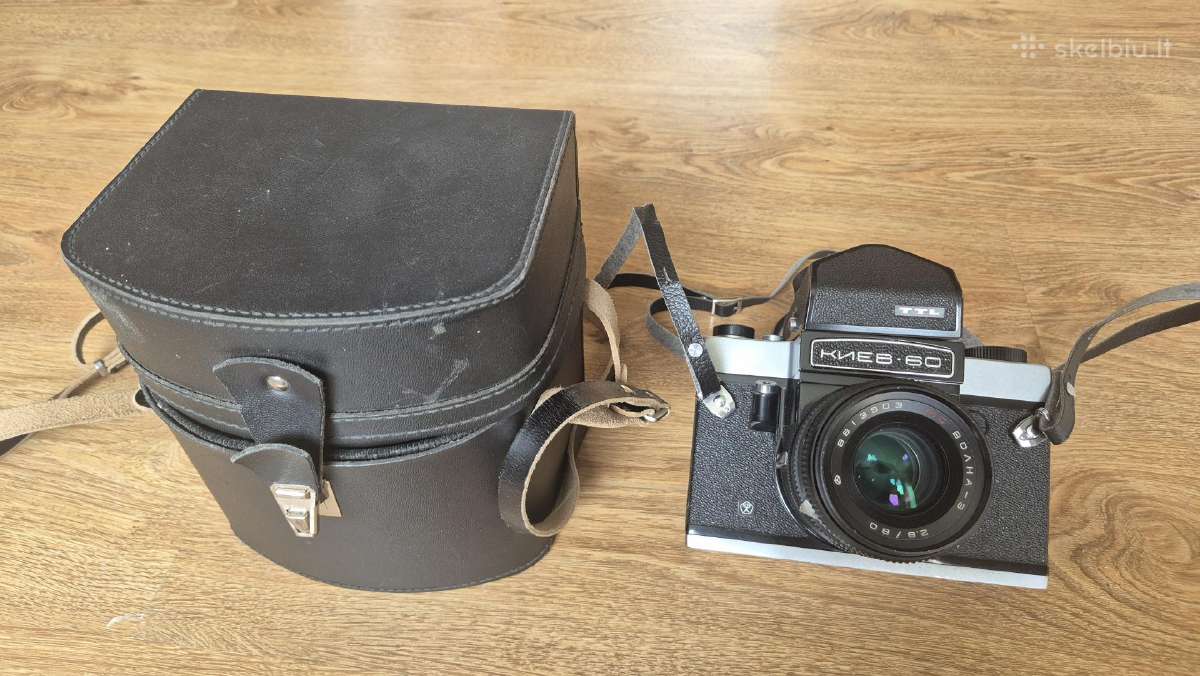 Juostinis Fotoaparatas Kiev-60 su objektyvu.