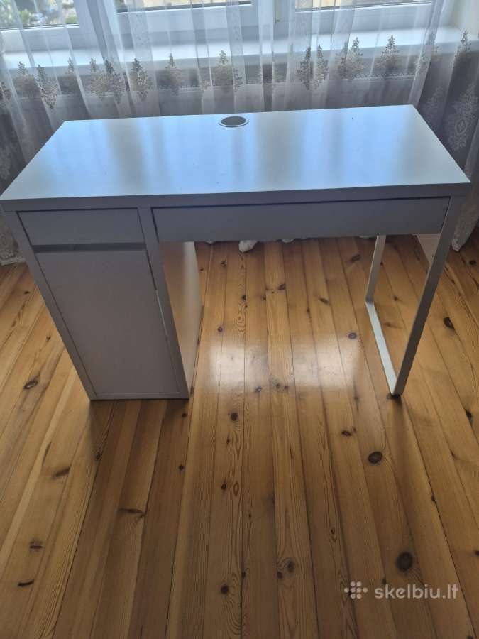 Dėvėtas rašomasis stalas