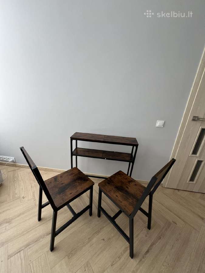 Staliukas/lentyna ir dvi kėdės