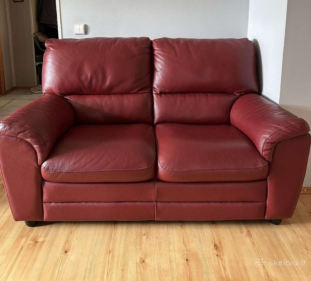 Raudona odinė dvivietė sofa
