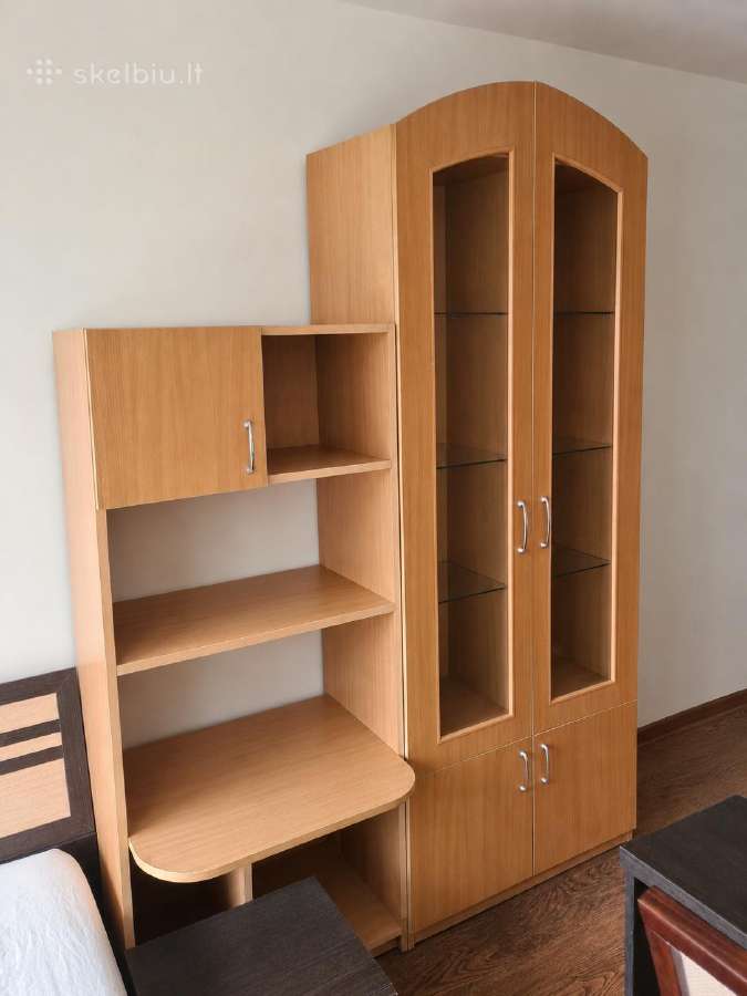 Vitrininė spinta ir lentyna