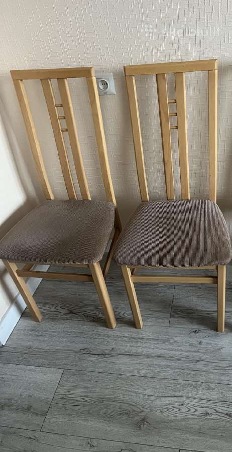 2 natūralaus medžio itališkos kėdės, 60€.
