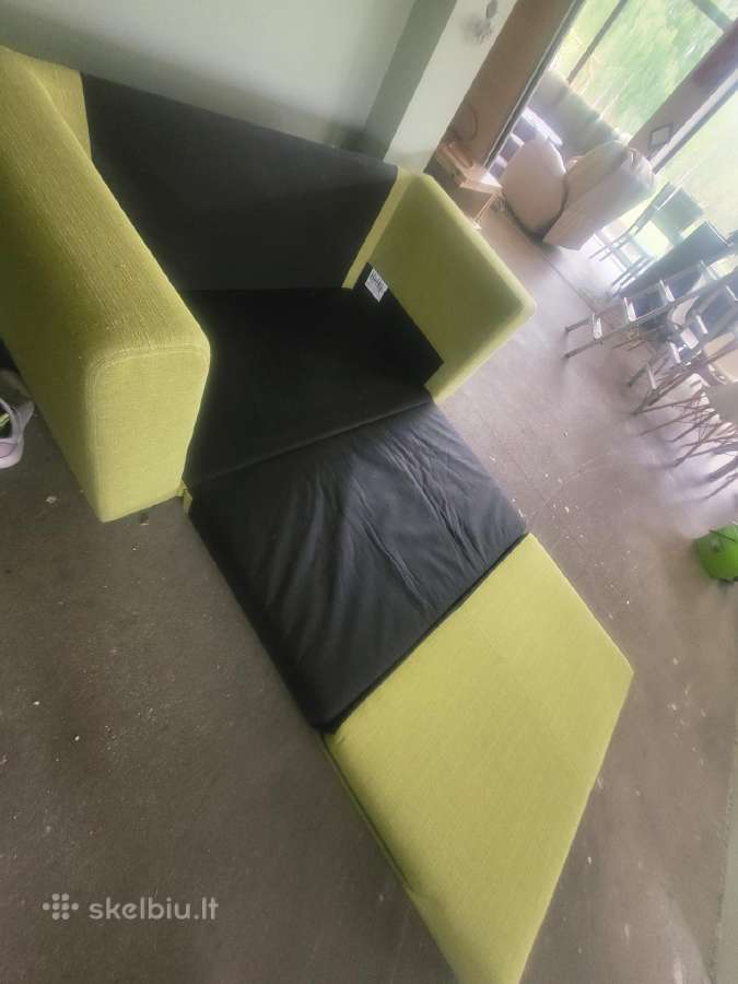 Puikios bukles miegama sofkute