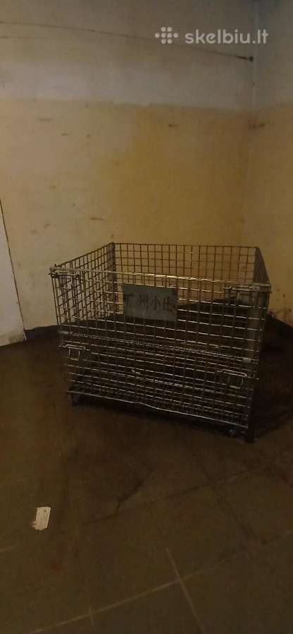Grotininiai konteineriai ant ratukų.