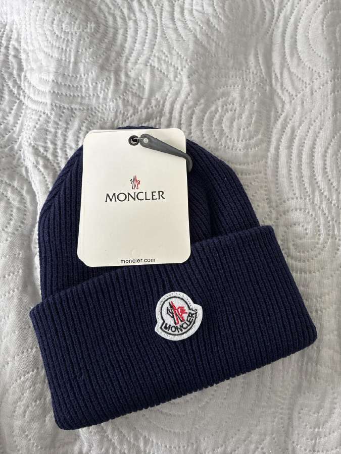 Moncler tamsiai mėlyna kepurė