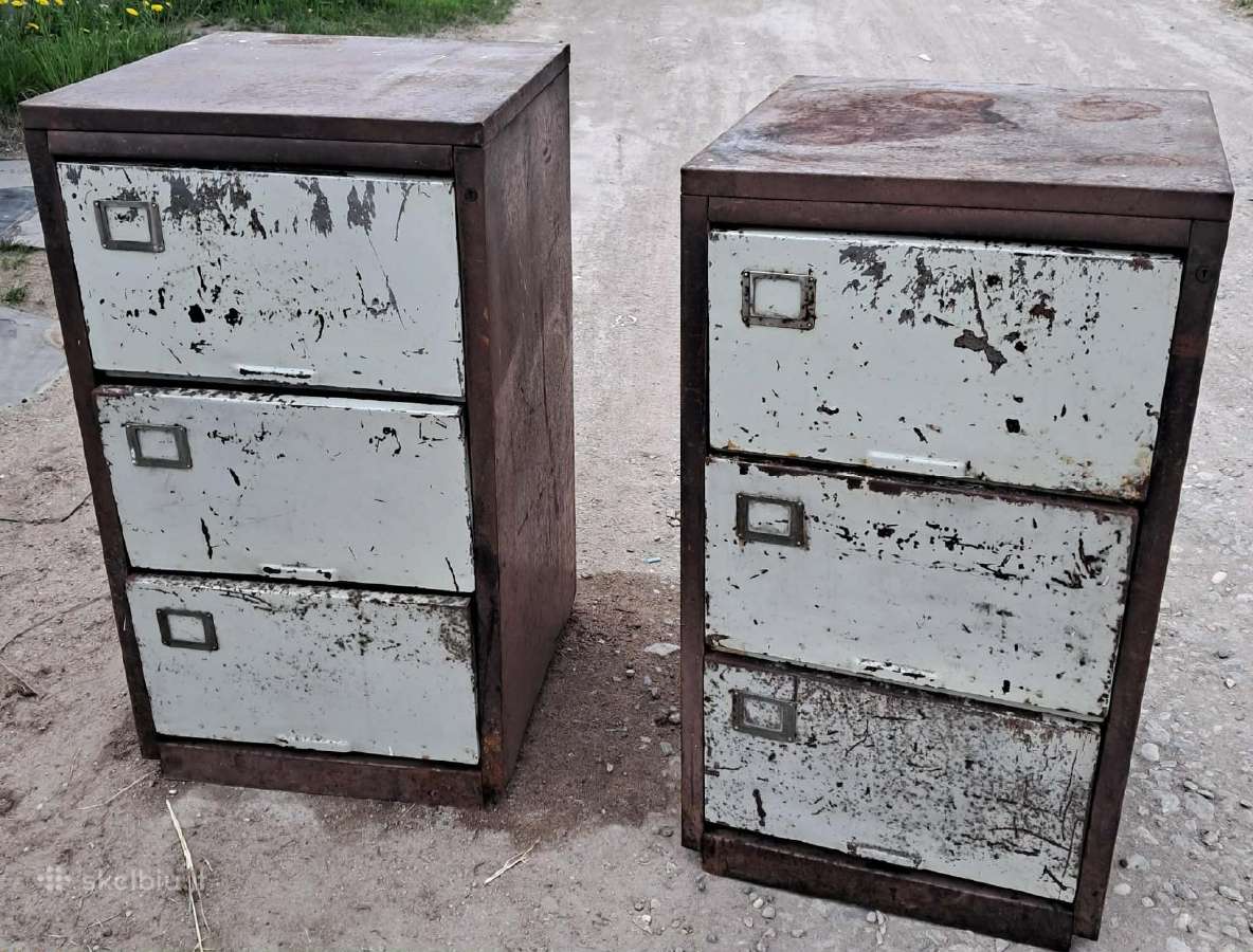 Metaline spinta su stalčiais