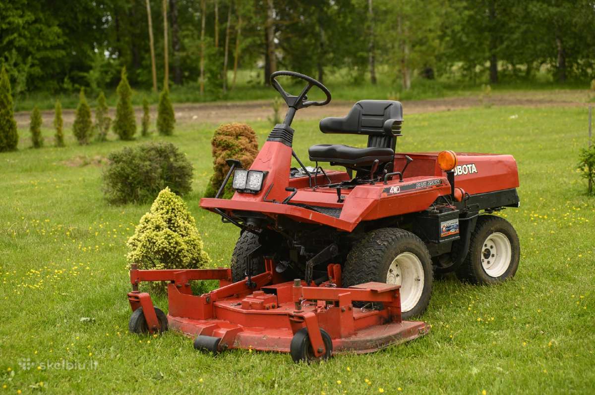 Kubota žolės pjovimo traktoriukas