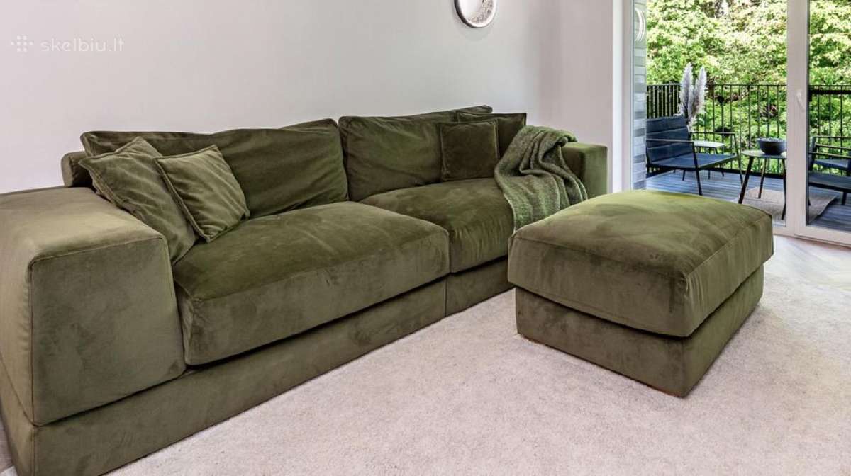 Pagal užsakymą gaminta aksominė sofa su pufu