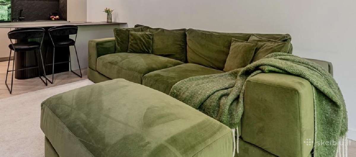 Pagal užsakymą gaminta aksominė sofa su pufu - nuotraukos Nr. 2