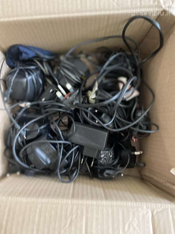 Ivairiu senu modeliu mobiliuju telefonu veikiantys