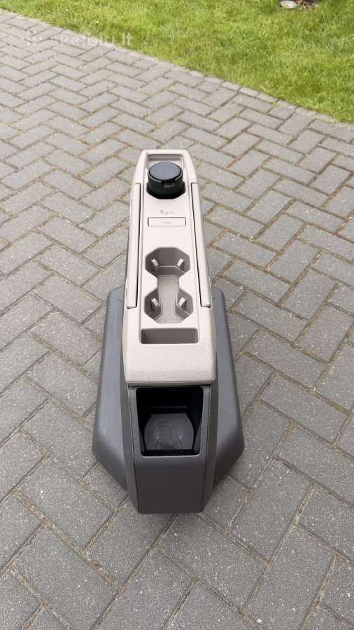 VW Multivan T7 multifunkcinis staliukas